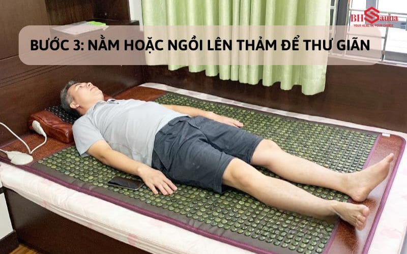 Cách sử dụng thảm đá nóng Hàn Quốc trong 5 bước an toàn Nằm xuống thảm để thư giãn