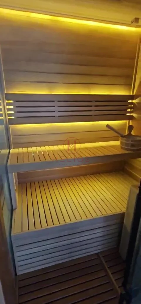 Phòng xông hơi Anh Hùng Điện Biên Ghế bậc và vách sáng trong khoang sauna