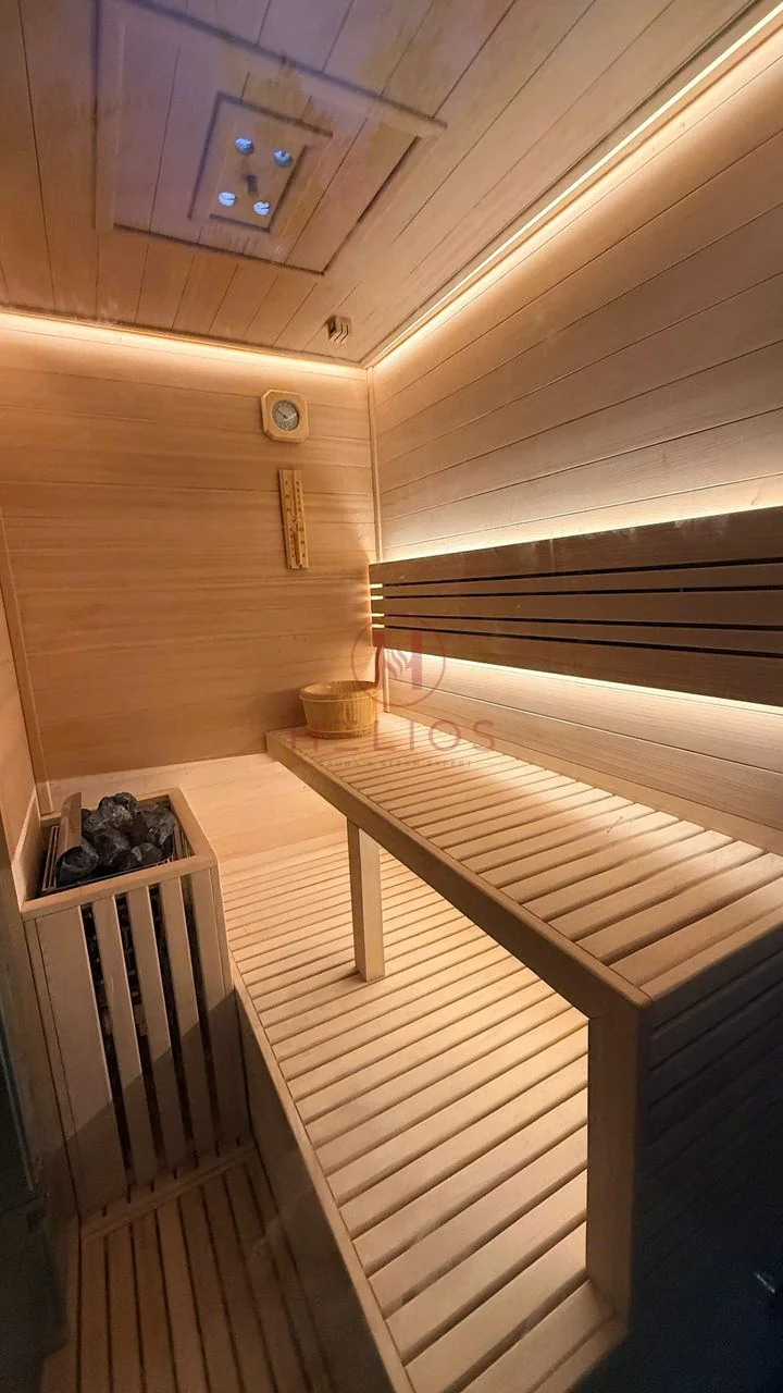 Phòng xông hơi Anh Hùng Vĩnh Thanh Ghế và vách gỗ tông sáng bên trong khoang sauna