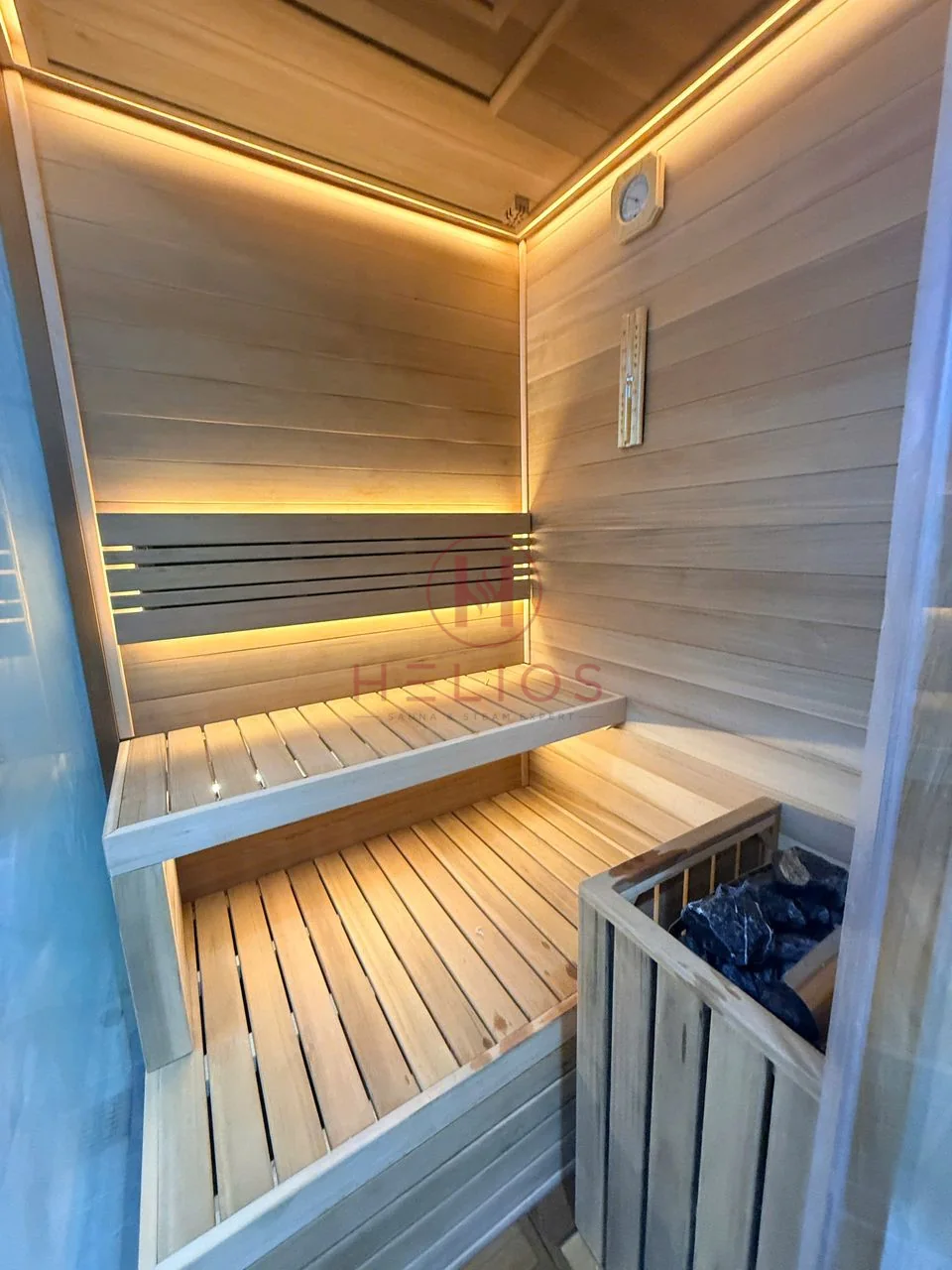 Phòng xông hơi Anh Huyên Hòa Bình Khung bảo vệ máy gần cửa phòng sauna