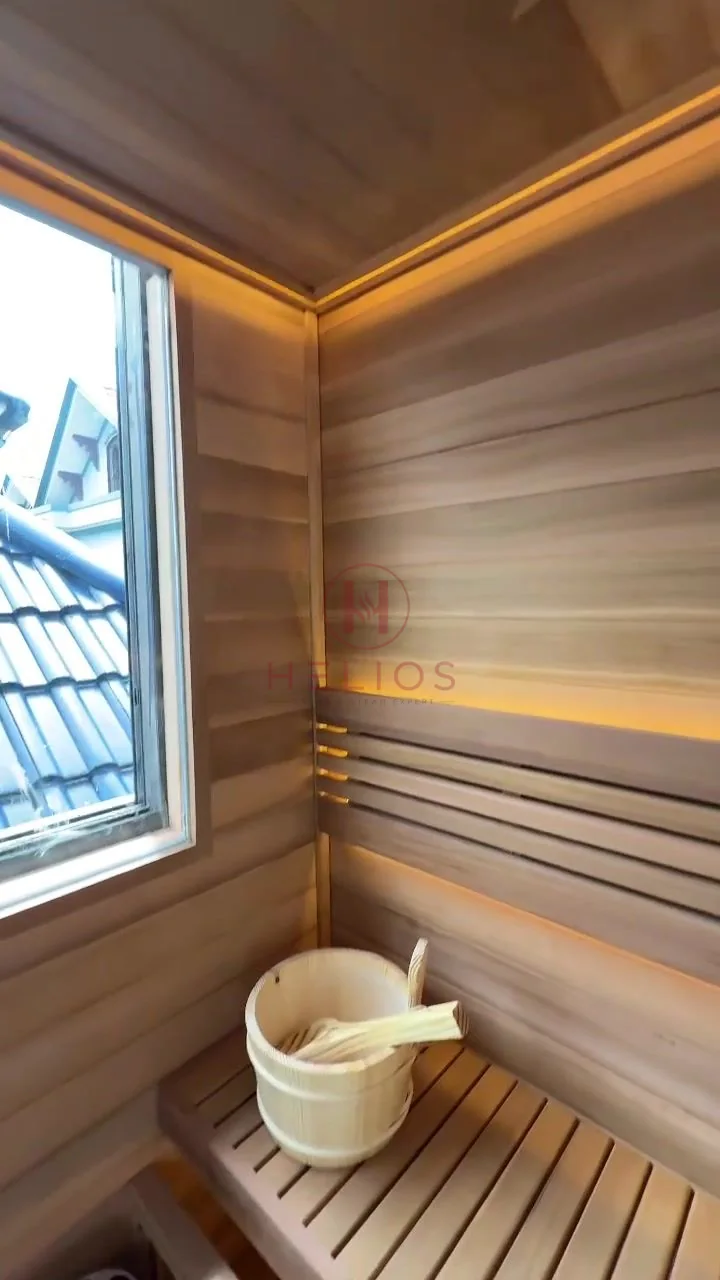 Cửa sổ và khung bảo vệ máy gần lối vào