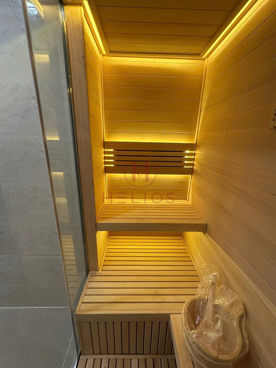 Phòng xông hơi Anh Trường Times City Dải sáng và vách gỗ sáng trong cabin gọn
