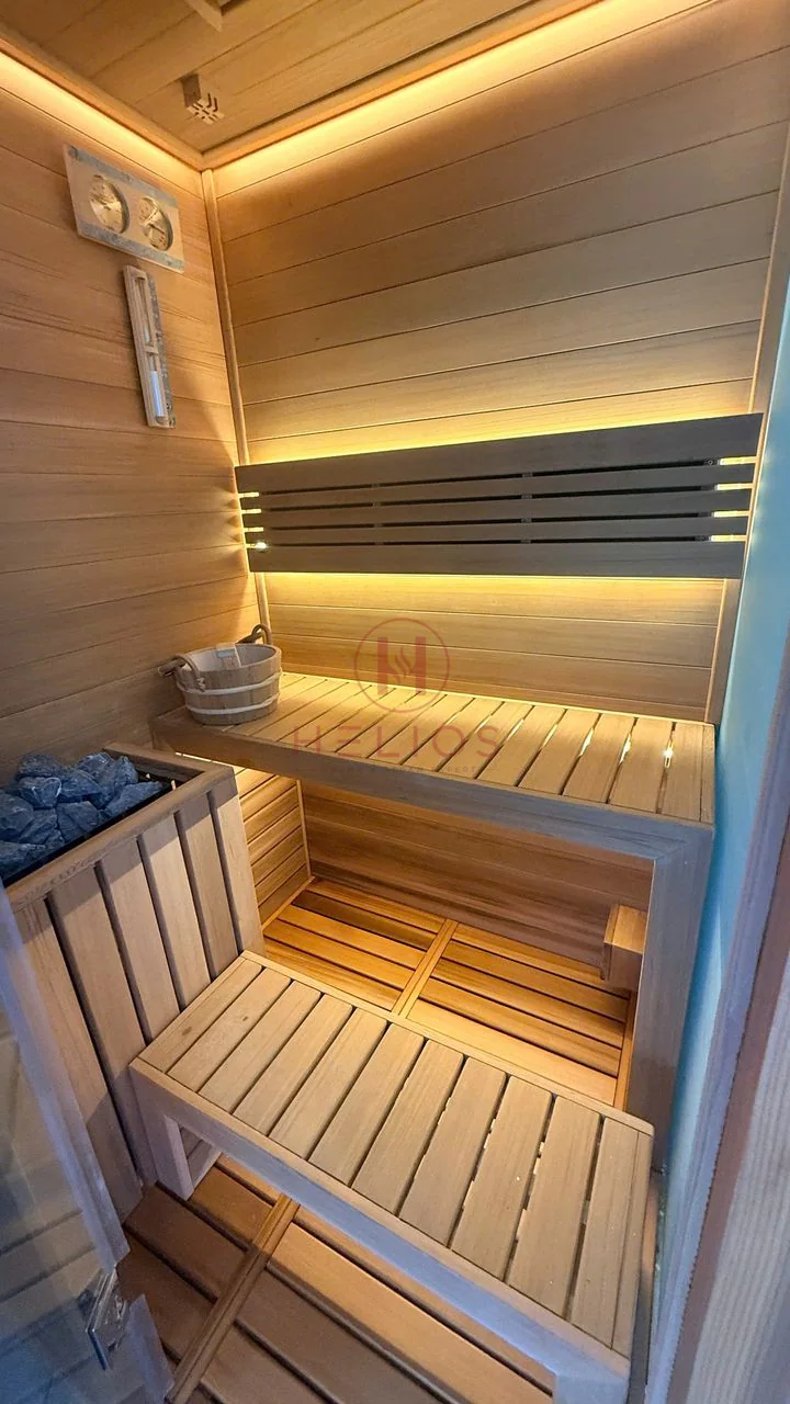 Ghế, sàn nan và máy trong khoang sauna