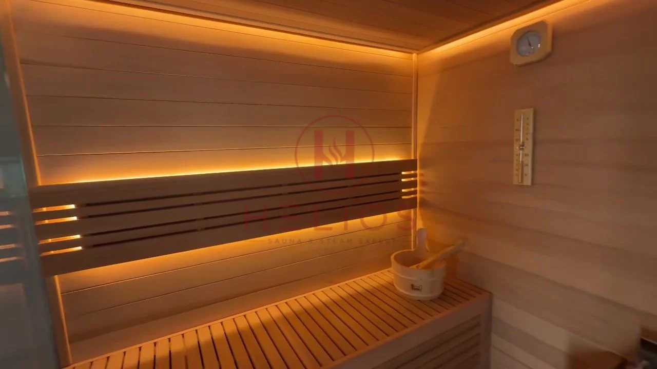 Khoang sauna với vách sáng và ghế tương phản