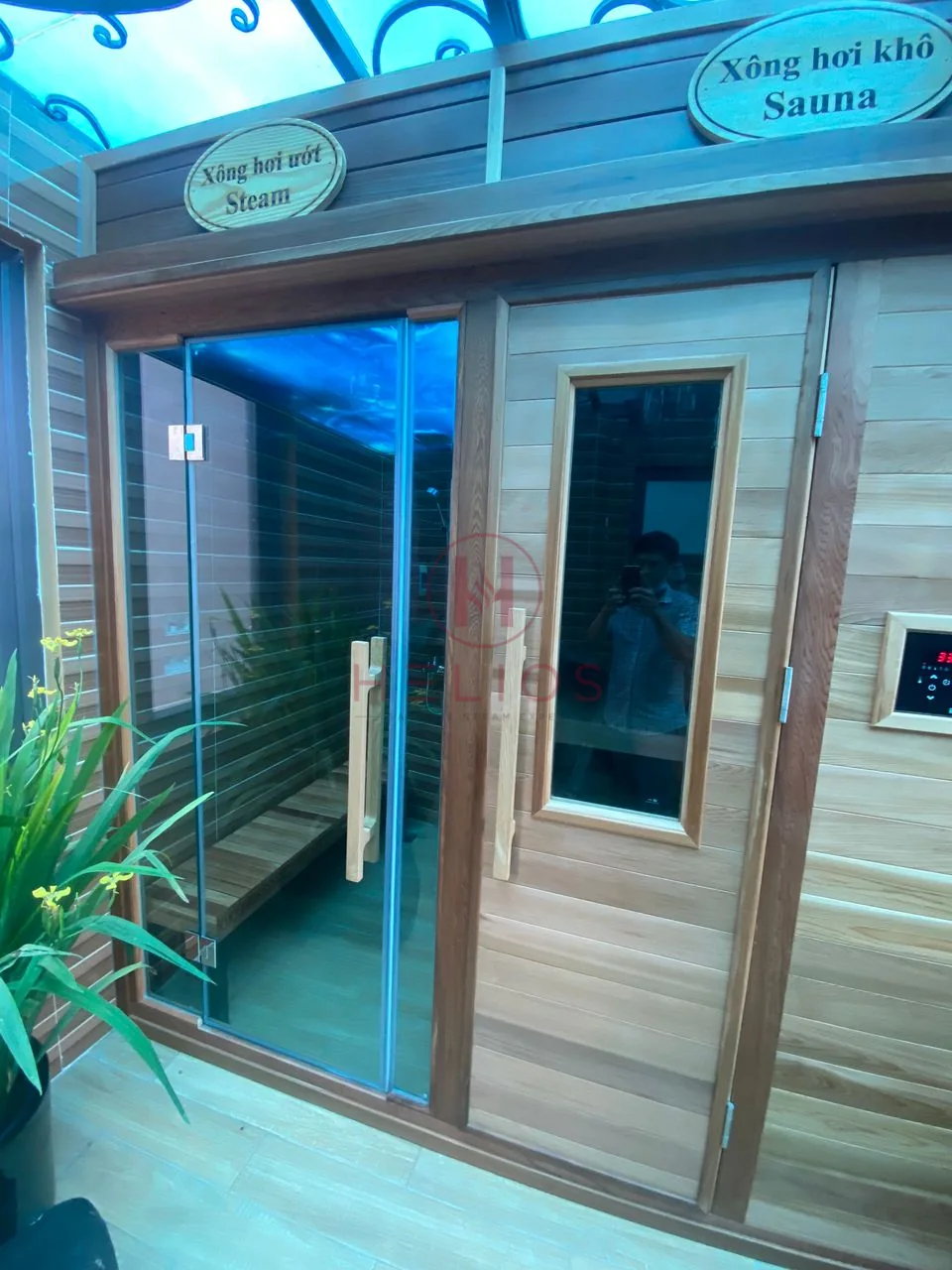 Ghế gỗ tông sáng bên trong khoang sauna