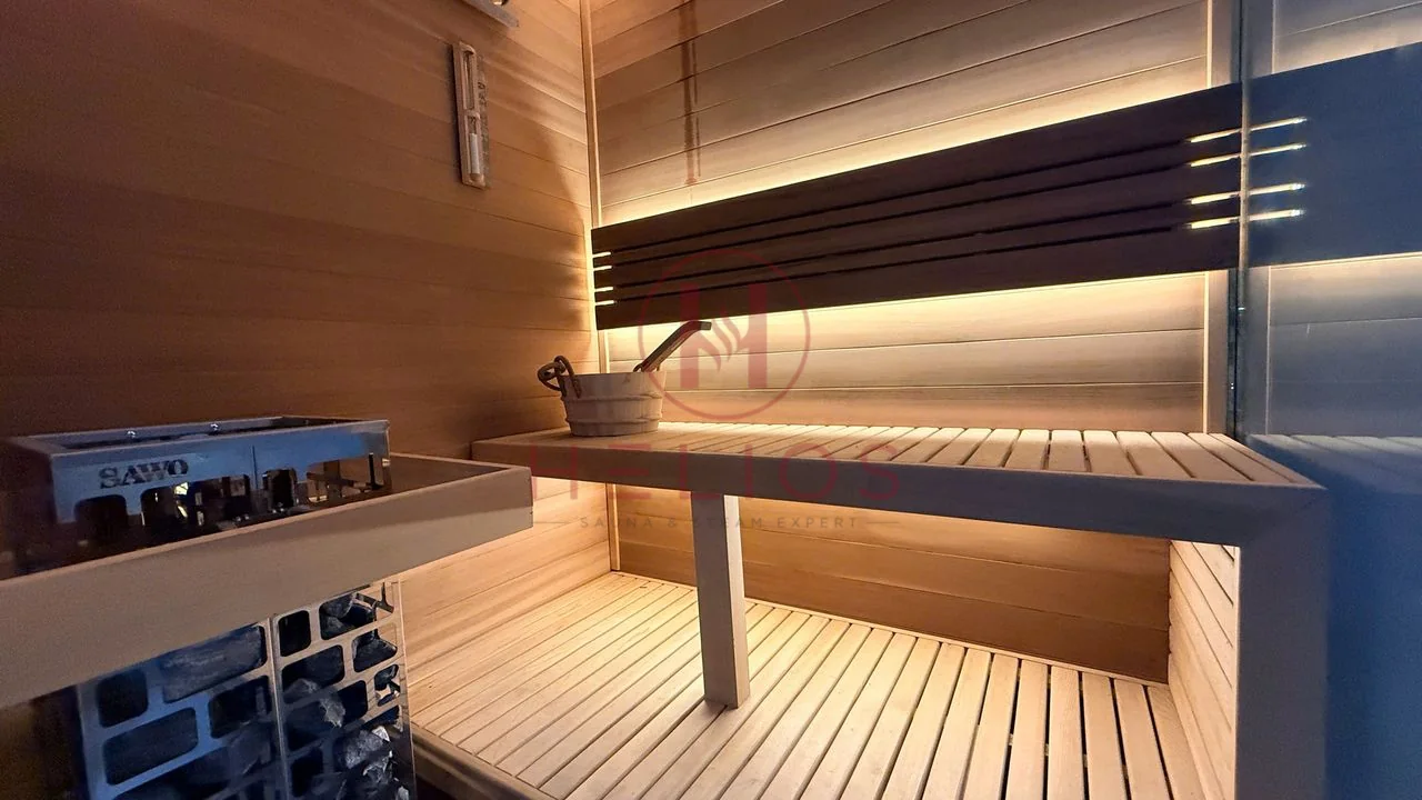 Bố trí ghế gỗ và lối vào khoang sauna
