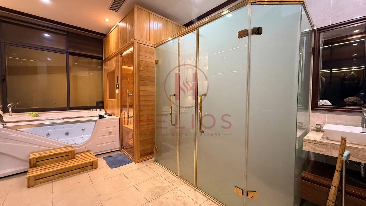 Tổng thể phòng sauna cạnh khu kính và bồn tắm tại Đại Cồ Việt