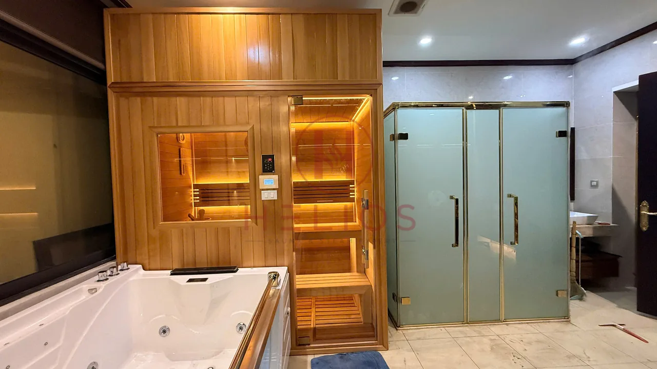 Phòng sauna ốp gỗ cạnh khu kính và bồn tắm tại công trình Đại Cồ Việt