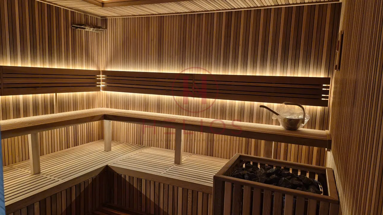 Ghế góc, vách nan gỗ và ánh sáng hắt trong sauna tại công trình Vũng Tàu